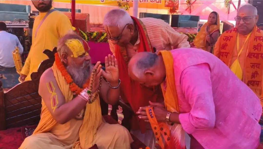 कलश यात्रा के साथ धार्मिक अनुष्ठान में शामिल हुए सांसद जनार्दन सिंह सिग्रीवाल