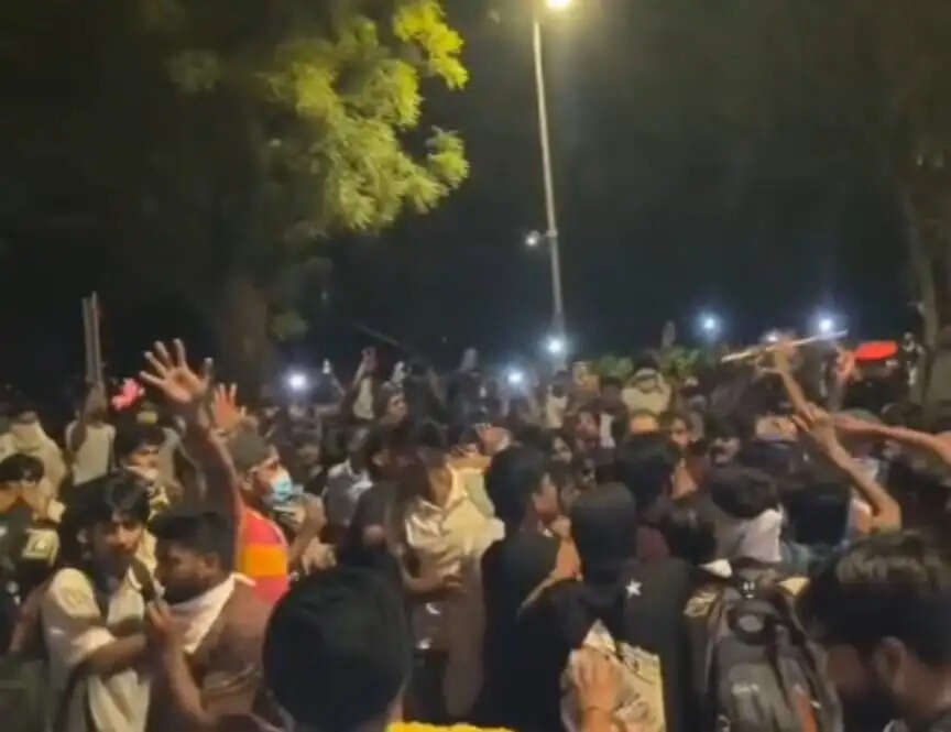 जंतर-मंतर में प्रदर्शन स्थल के पास दिल्ली पुलिस के इंस्पेक्टर पर हमला, आई-कार्ड और सोने की चेन छीनी