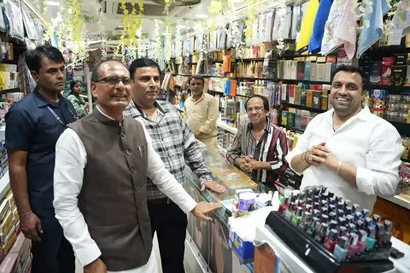 मप्र में धनतेरस पर बाजार में उमड़ी भीड़, इंदौर में 500 करोड़ और भोपाल में 800 करोड़ से ज्यादा का कारोबार