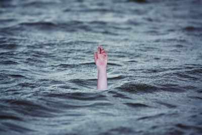 यूपी के 4 युवकों के गंगा नदी में डूबने की आशंका