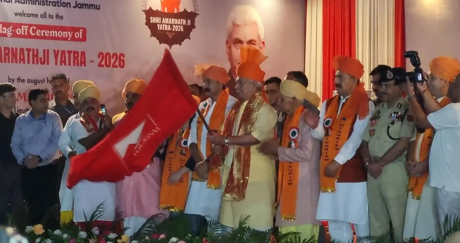 जम्मू-कश्मीर के उप राज्यपाल सिन्हा ने 4,822 अमरनाथ तीर्थयात्रियों के पहले जत्थे को रवाना किया