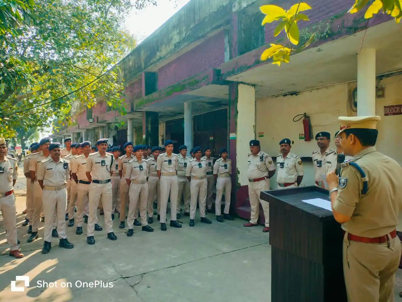 दुर्गा पूजा में जाम से निपटने को पुलिस अलर्ट, एसपी ने ट्रैफिक व्यवस्था को लेकर की ब्रीफिंग