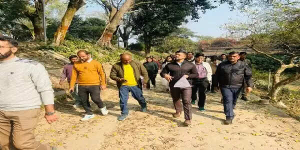 जिलाधिकारी अंशुल कुमार ने किया क्षेत्र भ्रमण, विकास कार्यों की प्रगति का लिया जायजा