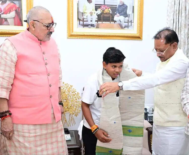 श्रीलंका दौरे के लिए भारतीय अंडर-19 महिला क्रिकेट टीम की उपकप्तान बनीं महक नरवासे, मुख्यमंत्री साय ने किया सम्मानित