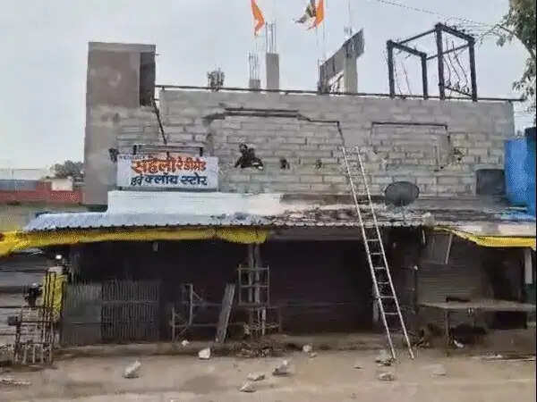 भोपाल में निगम की दुकानों के ऊपर बन रहे पार्षद के कार्यालय पर चला बुलडोजर