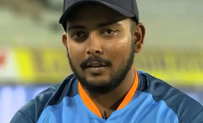 पृथ्वी शॉ की बढ़ी मुश्किलें, चोट के चलते क्रिकेट से महीनों रहना पड़ सकता है दूर