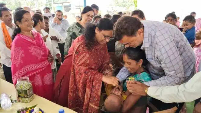 विधायक लता उसेंडी ने बच्चों को पिलाई पोलियो की दवा, किया बच्चों को गणवेश वितरण