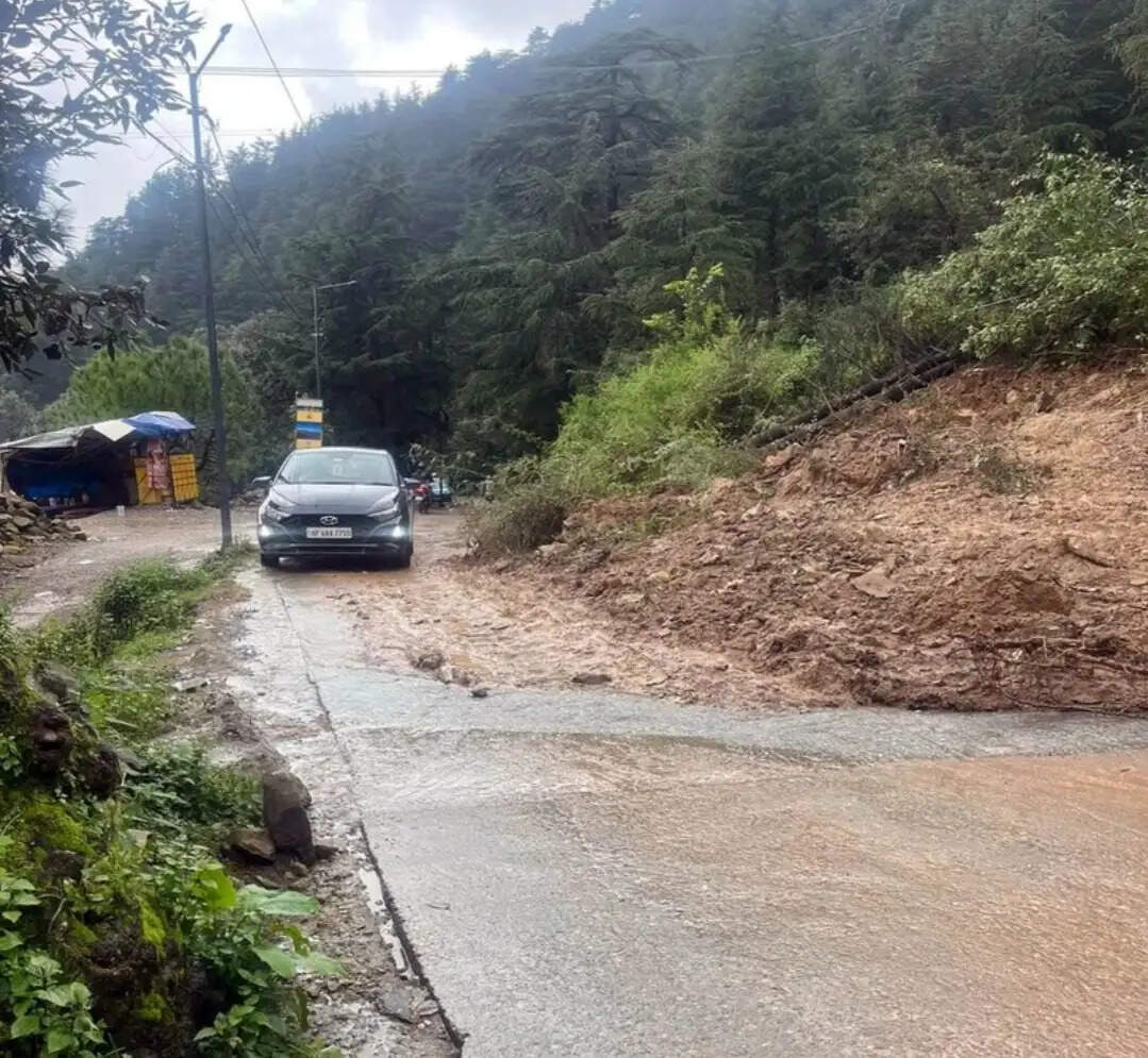 बारिश और बदहाल सड़कों से मैक्लोडगंज के पर्यटन कारोबार पर दोहरी मार, राष्ट्रीय राजमार्ग-503 और खड़ा डंडा मार्ग पूरी तरह क्षतिग्रस्त