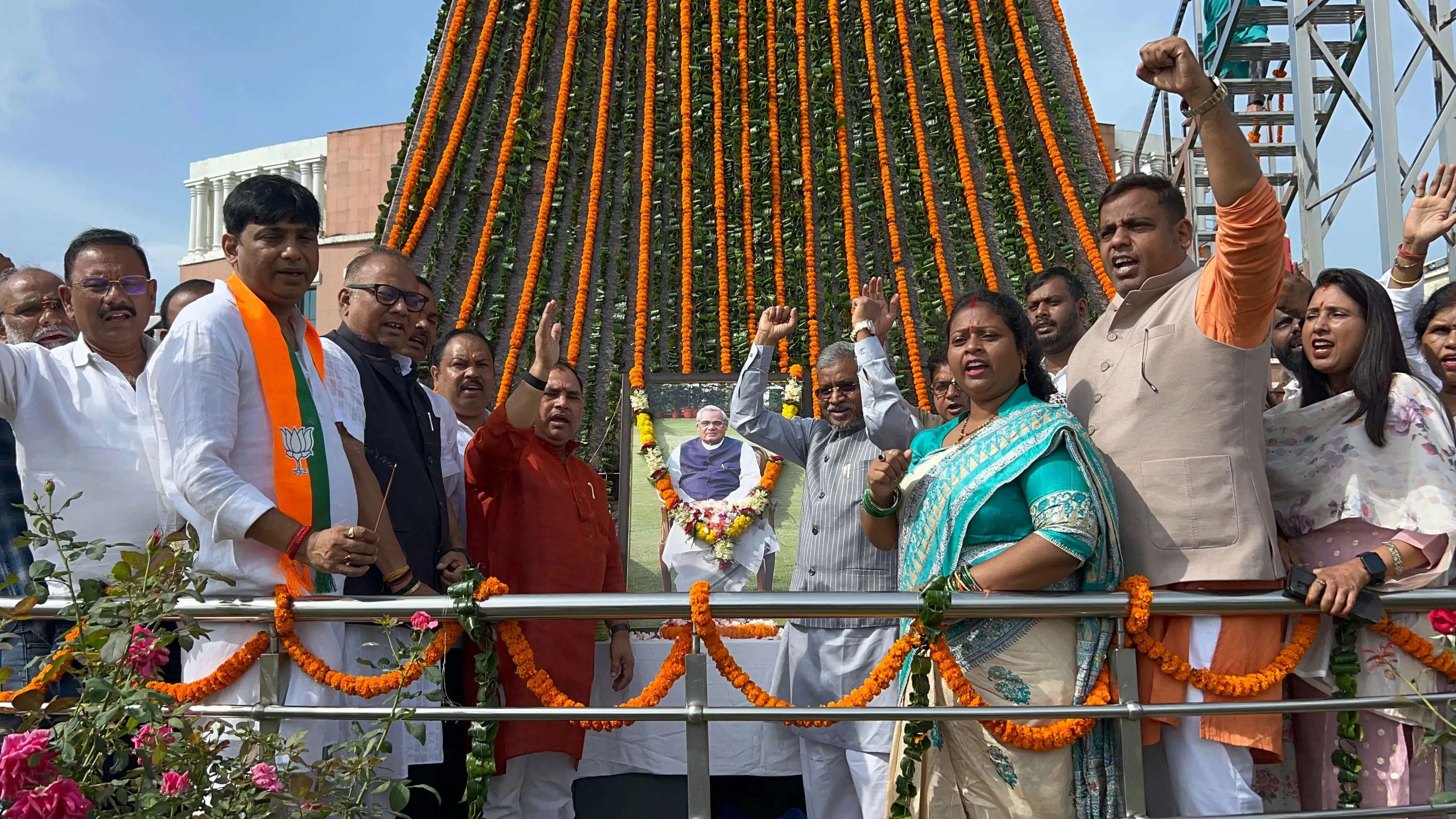 अटल बिहारी वाजपेयी की पुण्यतिथि पर बाबूलाल मरांडी और भाजपा नेताओं ने दी श्रद्धांजलि