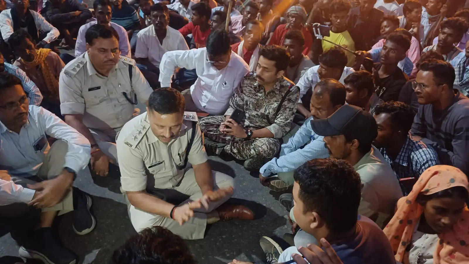 आदिवासी छात्र हत्याकांड के विरोध में आदिवासी महापंचायत कर घंटों किया सड़क जाम