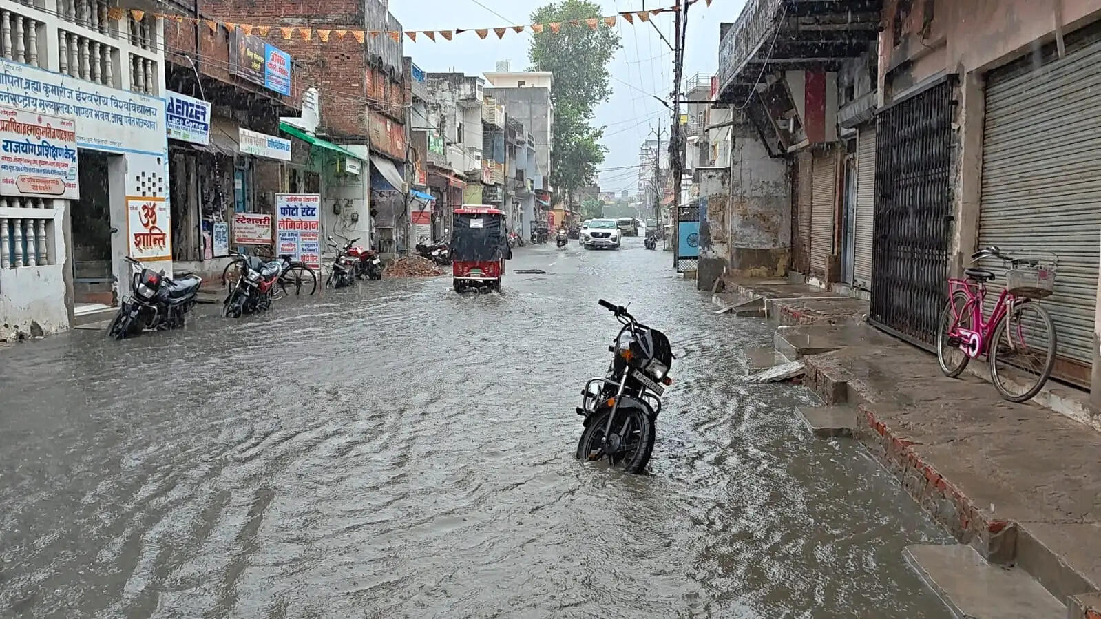 मूसलाधार बारिश से जौनपुर में जनजीवन प्रभावित, जलभराव से सड़कें डूबीं, परिषदीय विद्यालयों में रहा अवकाश