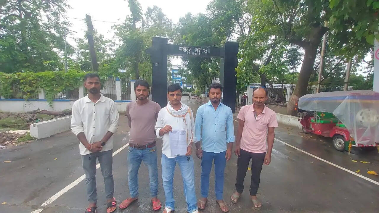 युवा कांग्रेस ने डीएम को सौंपा ज्ञापन