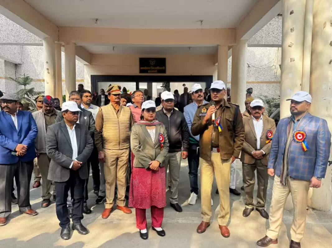 जिलाधिकारी ने लाेगाें काे दिलाई सड़क सुरक्षा नियमाें की शपथ