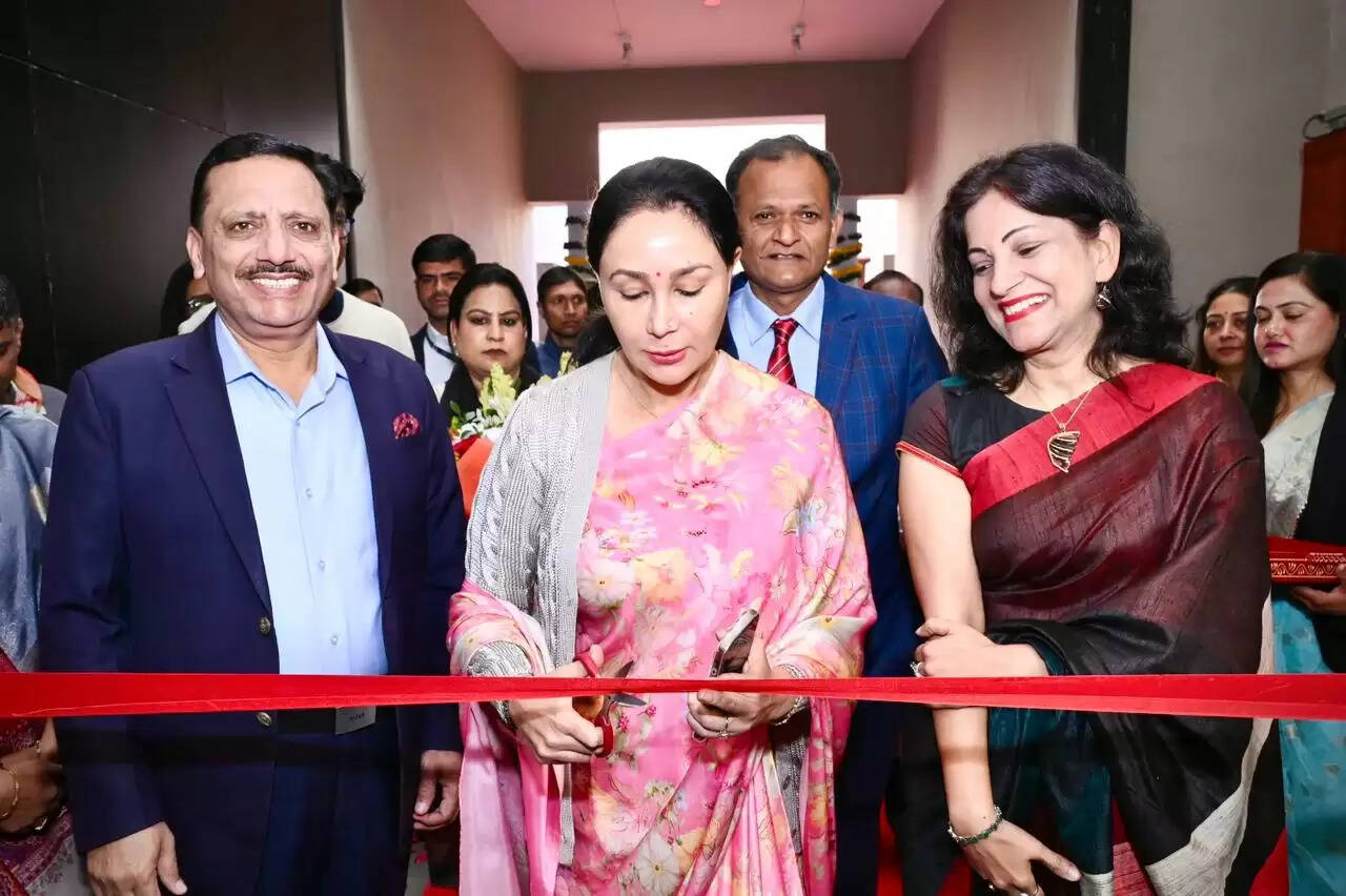 उपमुख्यमंत्री दीया कुमारी ने मेलोडी ऑफ कलर्स प्रदर्शनी का किया उद्घाटन