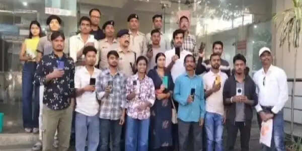 पुलिस ने वापस किए लोगों के गुम मोबाइल