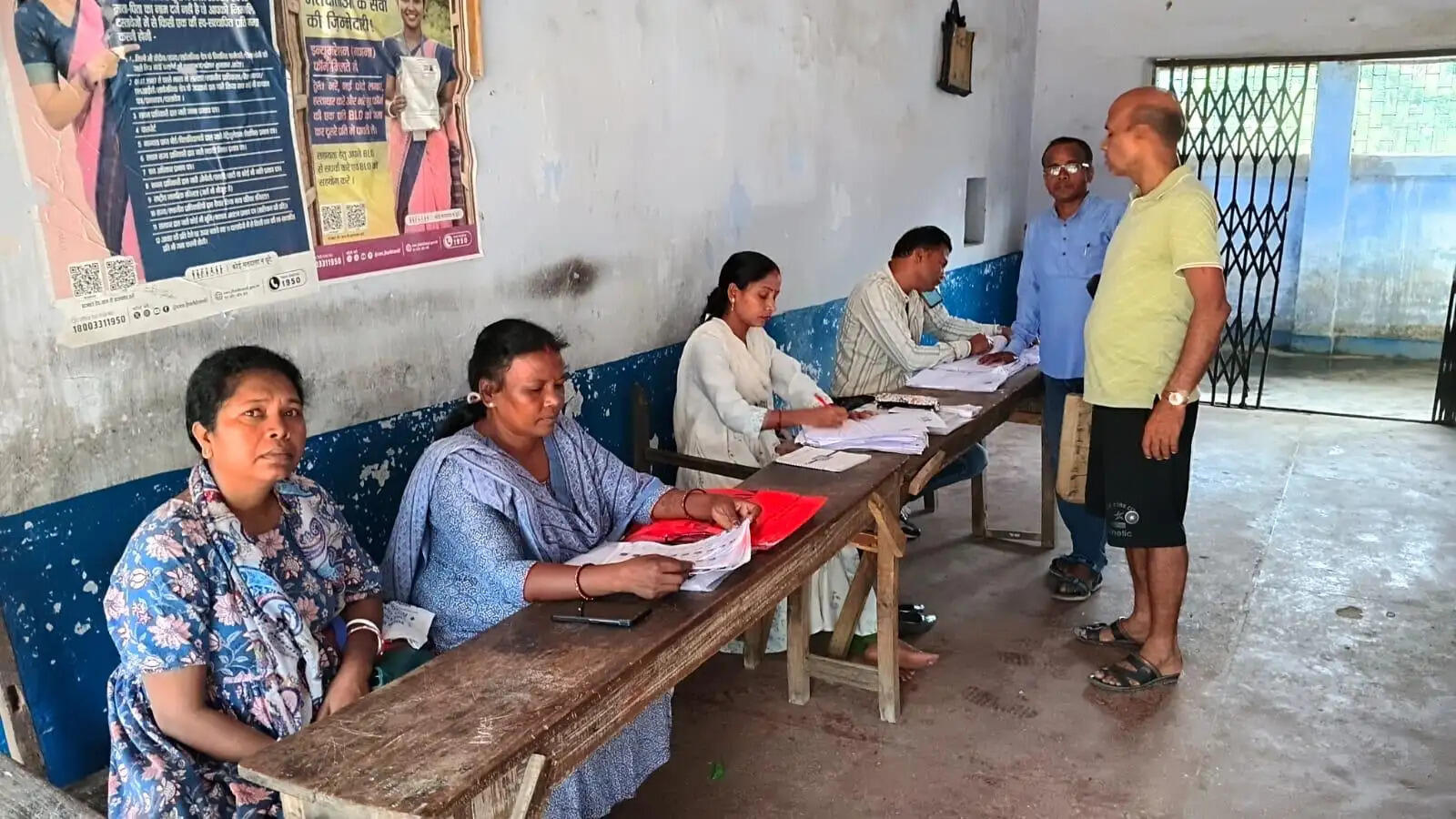 एसआईआर-2026 के तहत मतदान केंद्रों पर लगा विशेष शिविर