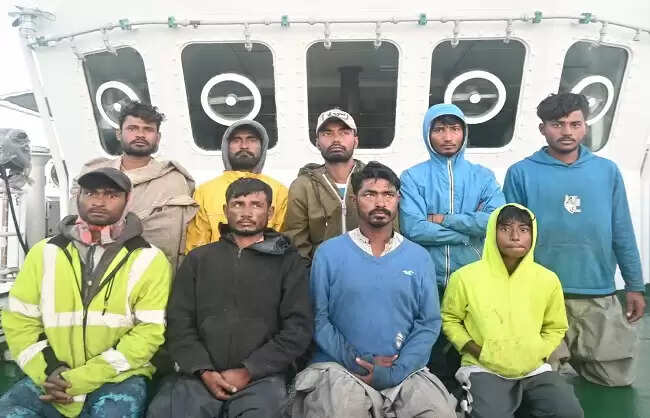 पोरबंदर के पास आईसीजी ने पाकिस्तानी नाव जब्त की,&nbsp;चालक दल के 9 सदस्य हिरासत में