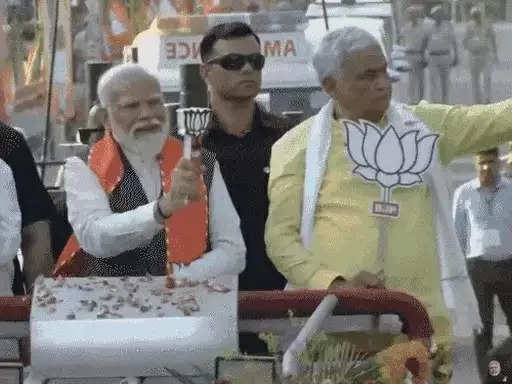 प्रधानमंत्री मोदी का दौसा में भव्य रोड शो, लोगों ने बरसाए फूल