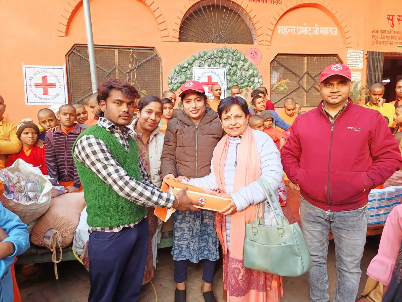 शीत लहर राहत सामग्री पाकर गरीब परिवारों के चेहरे पर दिखी भावुकता भरी खुशी