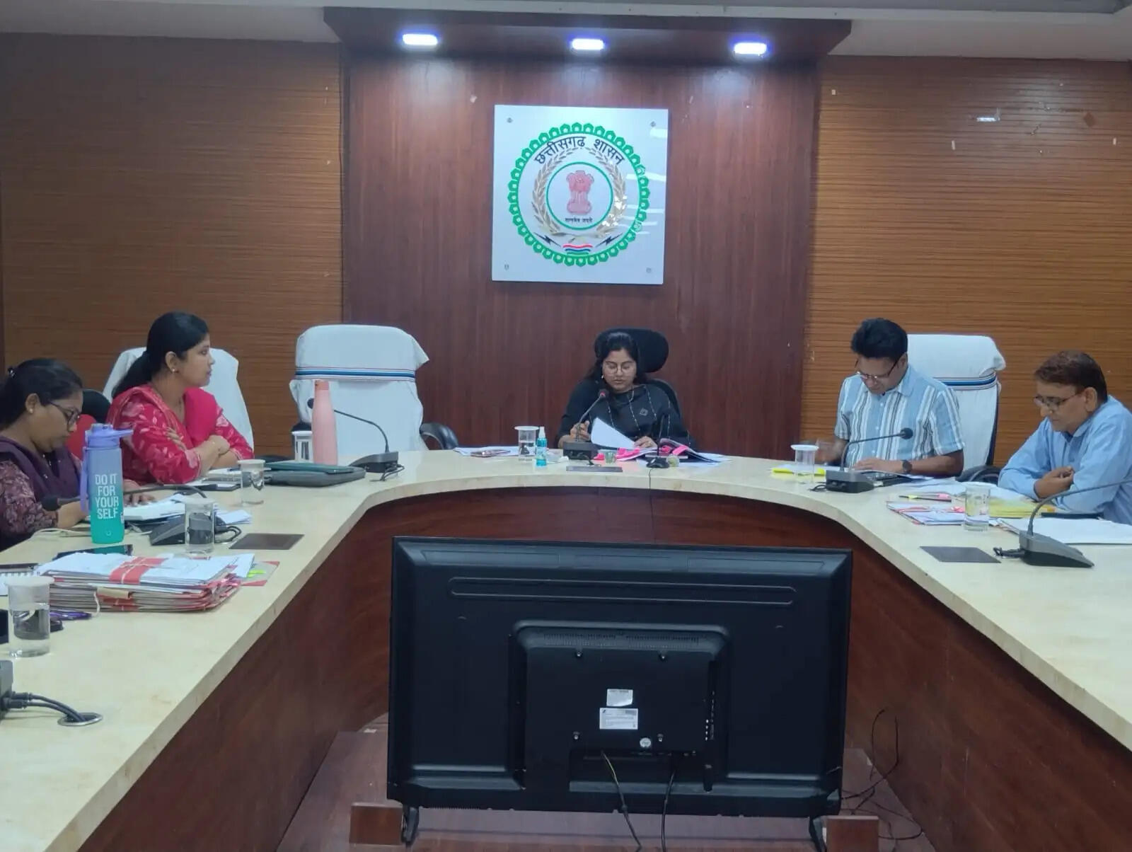 राजस्व प्रकरणों का समयबद्ध निराकरण सर्वोच्च प्राथमिकता:सूरजपुर कलेक्टर रेना जमील