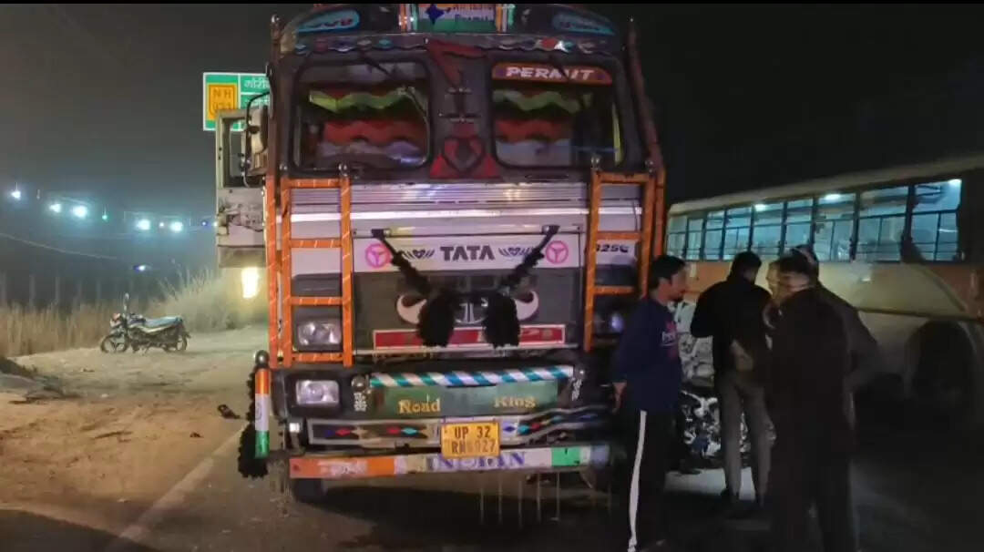 तेज रफ्तार ट्रक ने स्कूटी सवारों को रौंदा, दो की मौत, एक गंभीर घायल