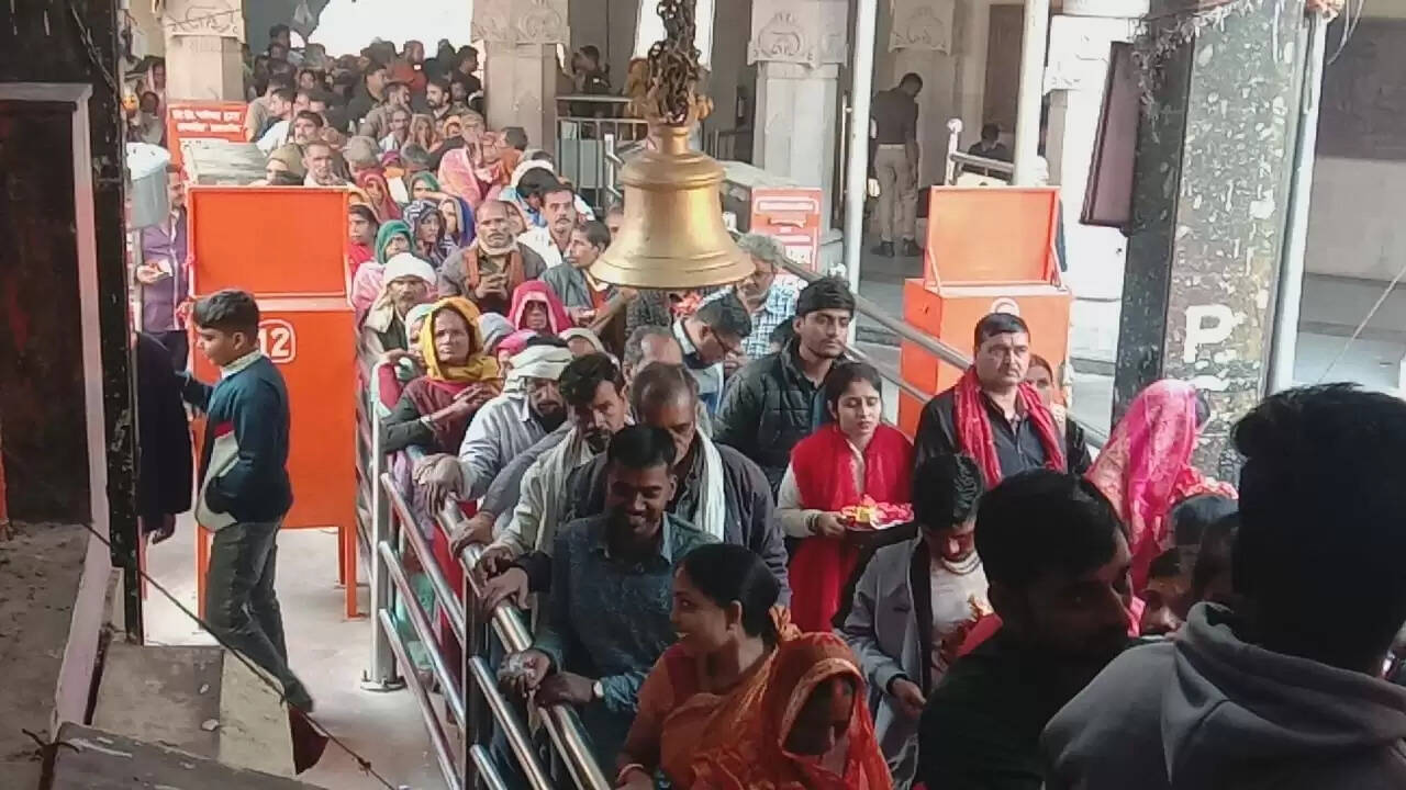 गुप्त नवरात्र के दूसरे दिन मां विंध्यवासिनी के दरबार में उमड़ा श्रद्धा का सैलाब