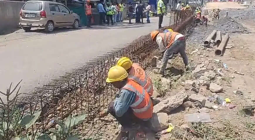 सिरमटोली फ्लाईओवर रैंप बनाने का काम शुरू, भारी संख्या में पुलिस बल तैनात