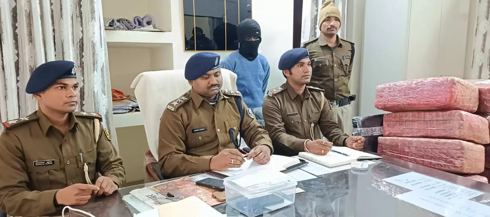 83 किलोग्राम गांजा के साथ पिकअप वाहन जब्त, एक युवक हिरासत में