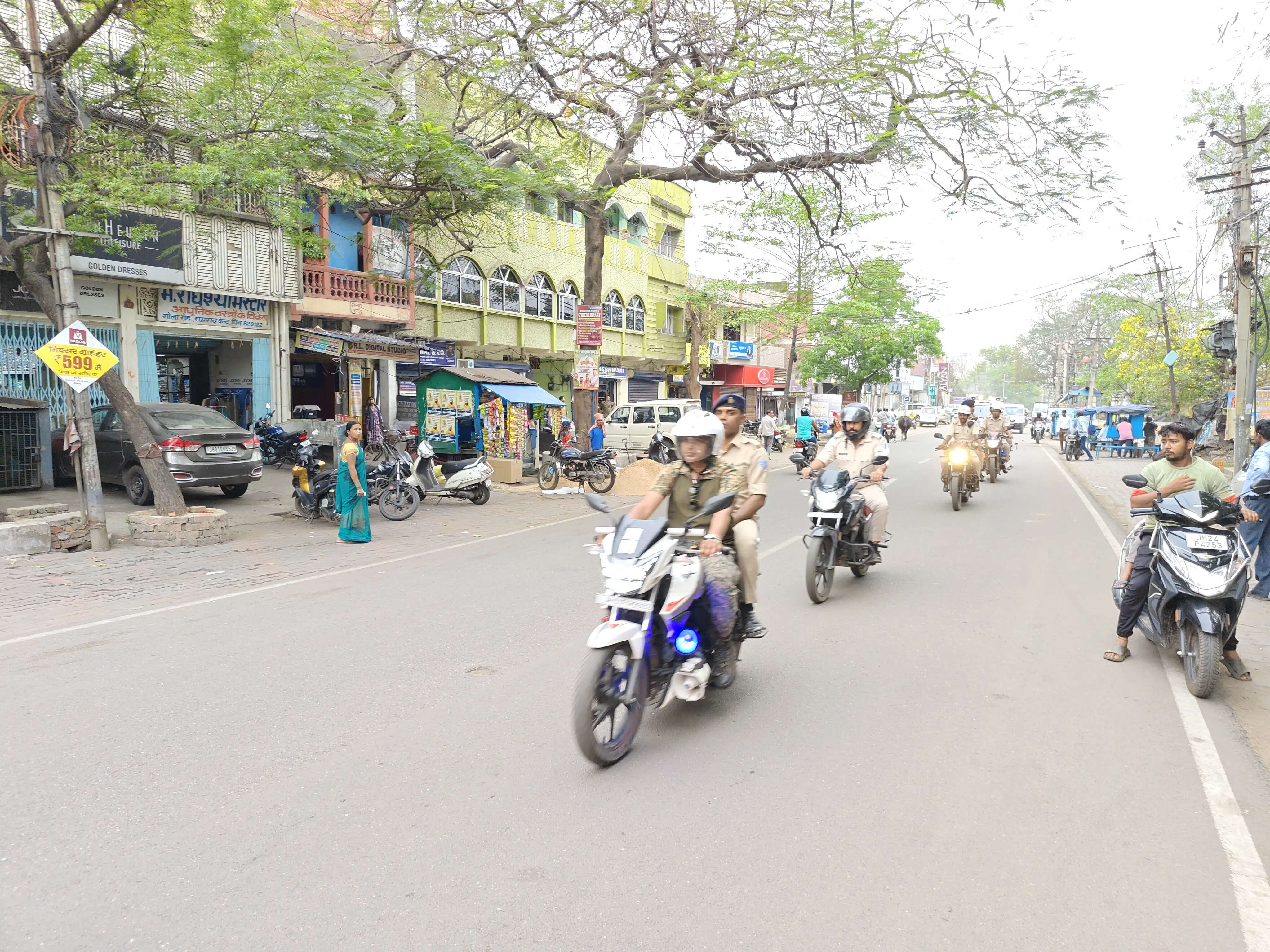 रामगढ़ में त्योहारों से पहले हाई अलर्ट, पुलिस ने किया मॉक ड्रिल और फ्लैग मार्च