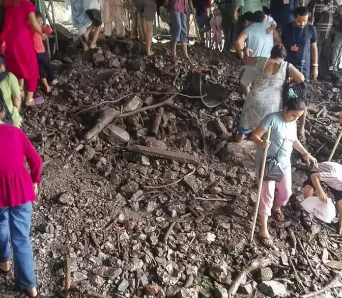 भूस्खलन से माता वैष्णो देवी मंदिर का हिमकोटि मार्ग बंद, कोहरे से हेलीकॉप्टर सेवा स्थगित