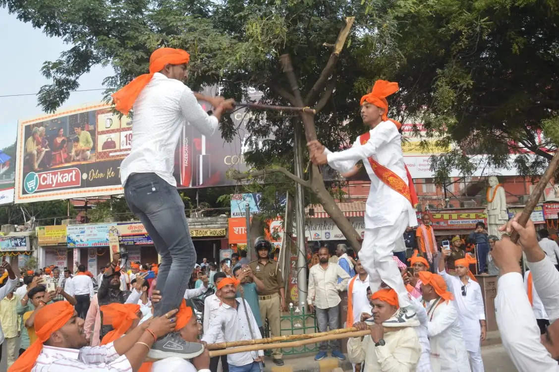 गोवर्धन पूजा पर यदुवंशियों ने निकाली विशाल शोभयात्रा,मनरी कला का जमकर प्रदर्शन