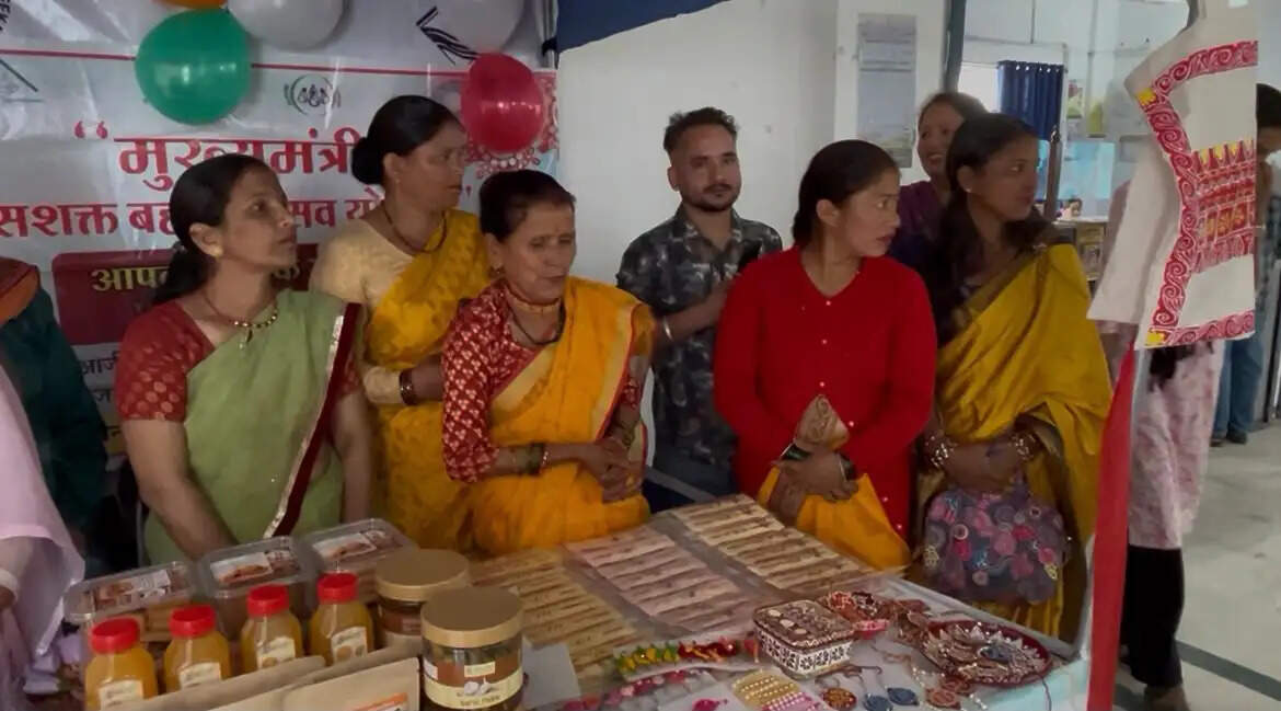 मुख्यमंत्री धामी की पहल से पहाड़ की महिलाओं के हाथों में सजा स्वरोजगार का धागा