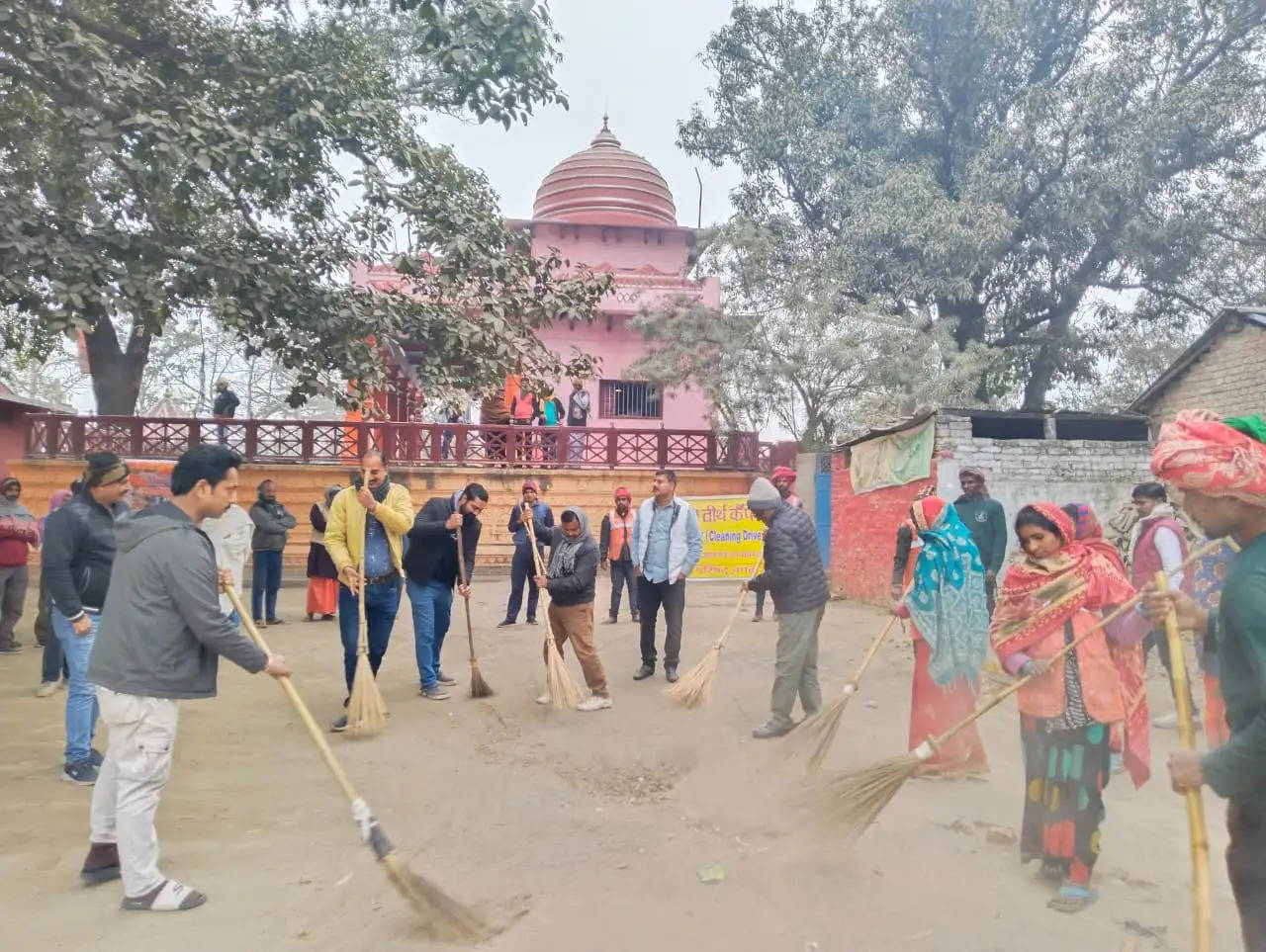 विधायक राम सिंह ने भाजपा कार्यकर्ताओं के साथ मिलकर स्वच्छता अभियान चलाया