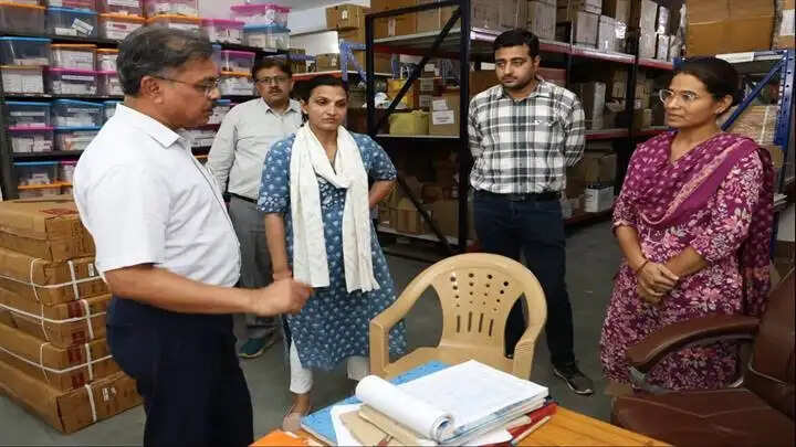 नरसिंहपुरः अपर मुख्य सचिव वर्णवाल ने जिला चिकित्सालय औचक निरीक्षण किया