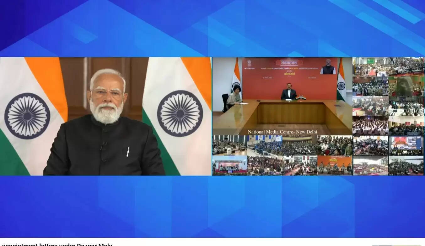 प्रधानमंत्री ने रोजगार मेले में 61 हजार युवाओं को नियुक्ति पत्र सौंप कर कहा, यह राष्ट्र निर्माण का निमंत्रण