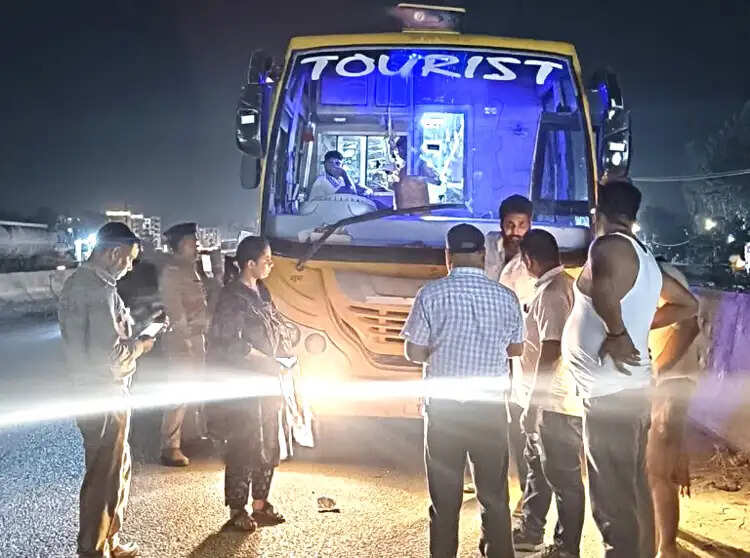 डीएम के निर्देश पर लक्जरी बसों के खिलाफ अभियान, 45 बसों के चालान, 6 सीज