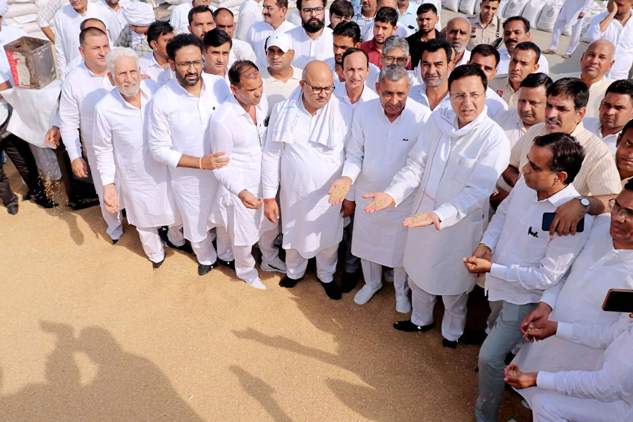 फसलों की एमएसपी पर खरीद का झूठ राग अलाप रही सरकार : सुरजेवाला