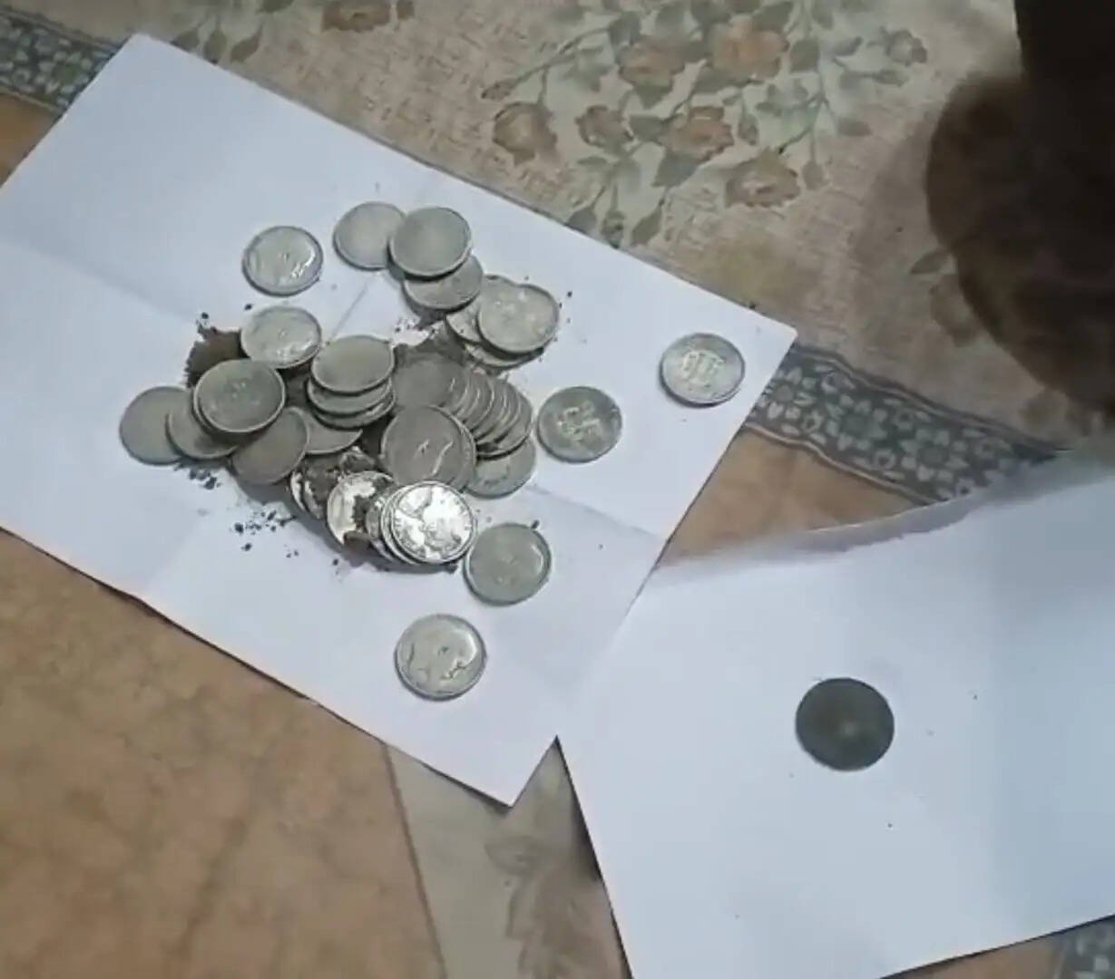 दमोह: खुदाई में निकले पुराने चांदी के सिक्कों ने बढ़ाया रहस्य, मजदूर और मकान मालिक आमने-सामने