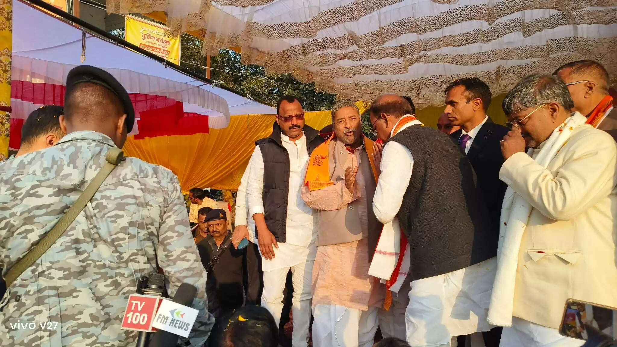 भाजपा प्रदेश अध्यक्ष पंकज चौधरी ने&nbsp;विनय कटियार का हाथ जोड़कर किया स्वागत , ऐसा अंदाज बन गया चर्चा का विषय