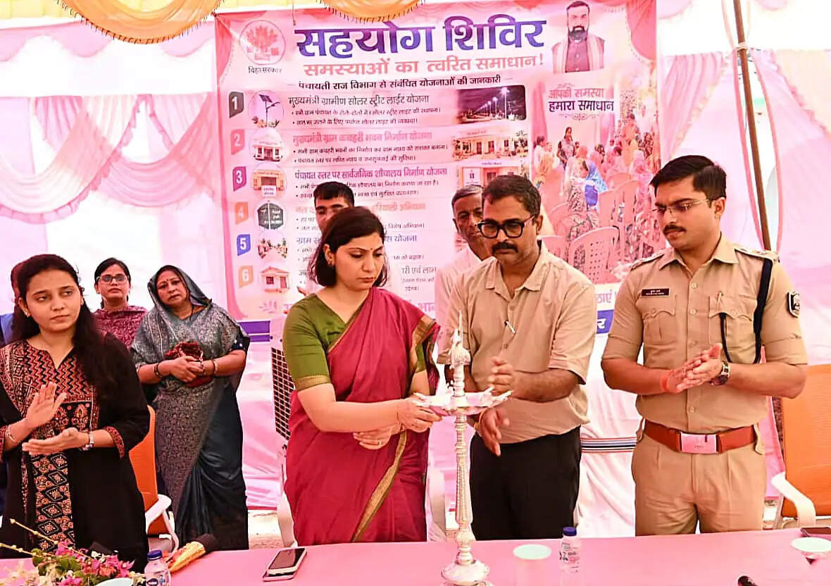 सहयोग शिविर में बक्सर डीएम-एसपी ने सुनी ग्रामीणों की समस्याएं, 30 दिनों में समाधान के निर्देश