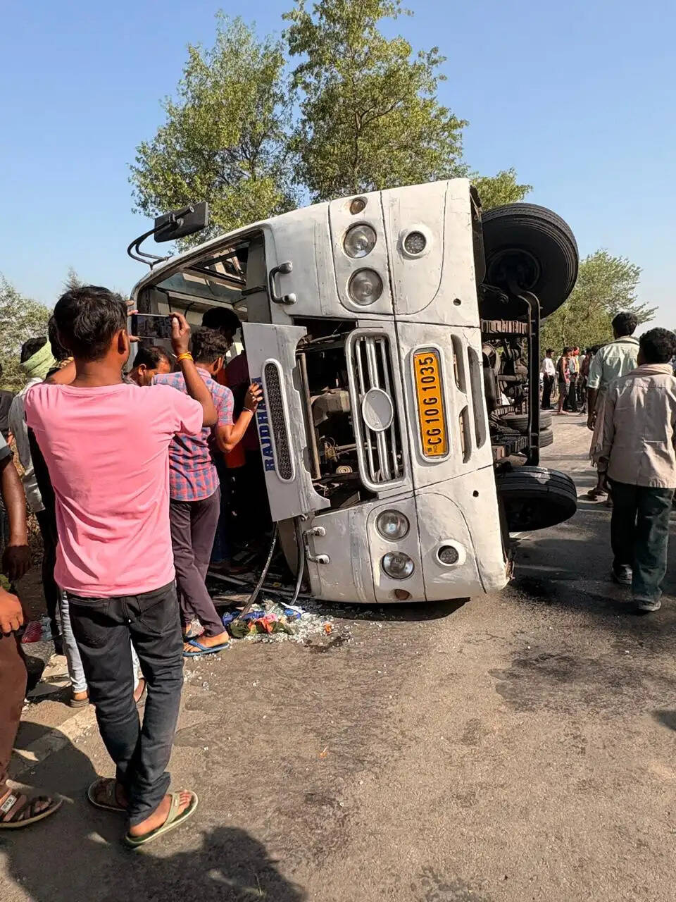 जांजगीर-चांपा में यात्रियों से भरी बस पलटी, 15 से ज्यादा घायल