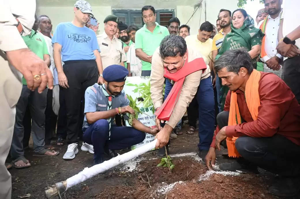 प्रकृति को हरा भरा बनाना है, एक पेड़ मां के नाम लगाना है : उपमुख्यमंत्री शर्मा