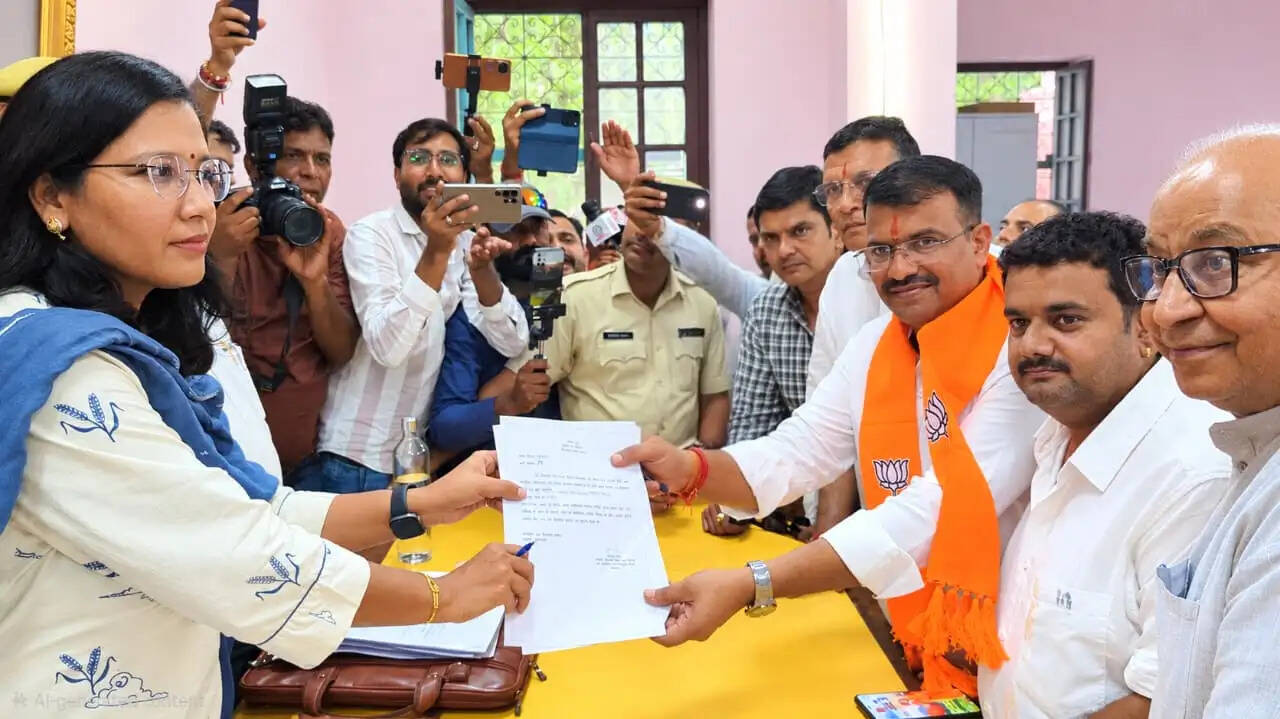 बीकानेर मेयर पद के लिए भाजपा के सुरेंद्र सिंह शेखावत ने भरा नामांकन