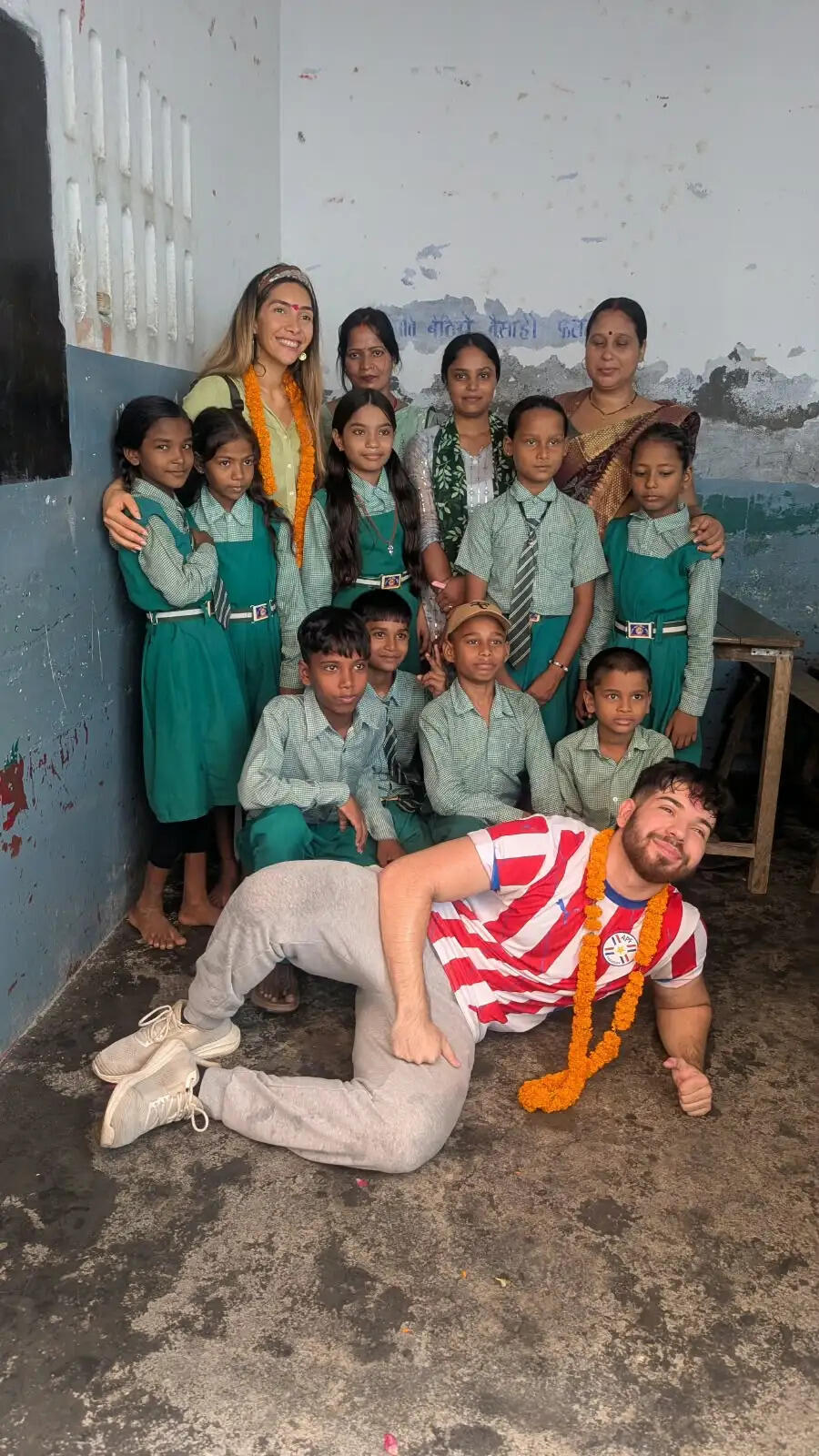 पैराग्वे से भारत यात्रा पर पहुंचीं पत्रकार जाजमिन रोमेरो एवं स्कॉलर जिओलियानो सरोब्बी ने विद्यालय का भ्रमण किया