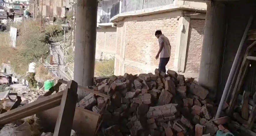 संजौली मस्जिद की ऊपरी मंजिल गिराने का काम जारी