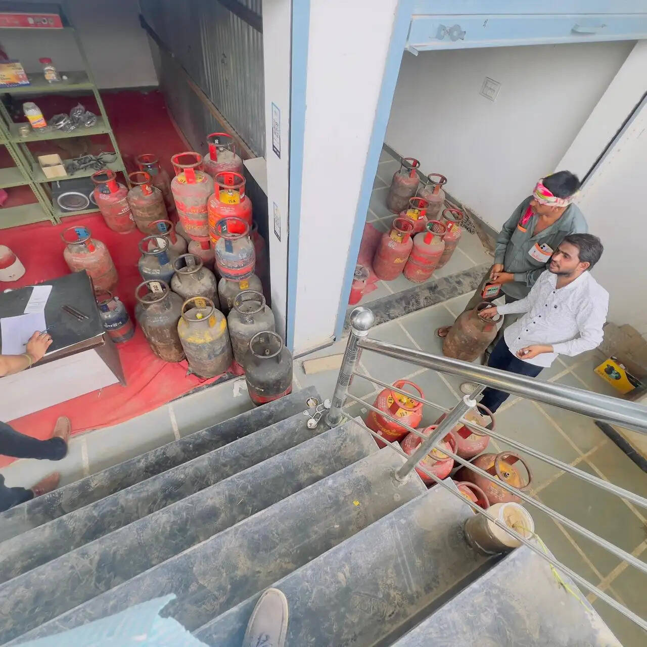 66 घरेलू एवं व्यावसायिक गैस सिलेंडर, 4 बांसुरियां एवं एक रेगुलेटर जब्त