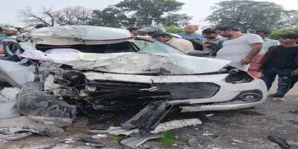 खड़ी ट्रकों में घुसी कार, पिता-पुत्र वधू की मौत
