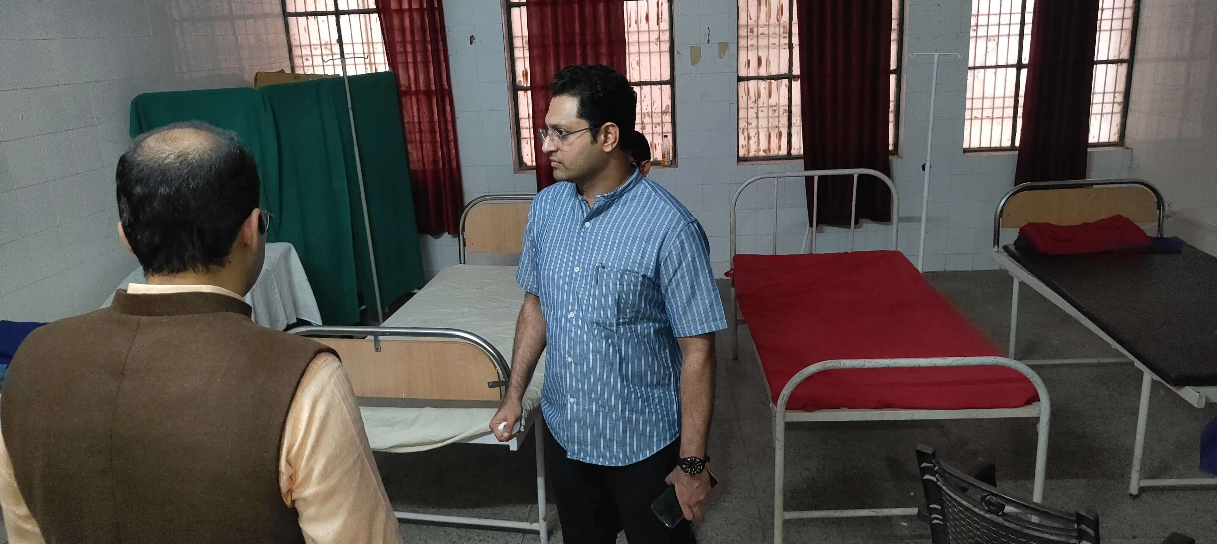 डीएम के औचक निरीक्षण में प्राथमिक स्वास्थ्य केंद्र प्रभारी अनुपस्थित, वेतन रोकने के निर्देश
