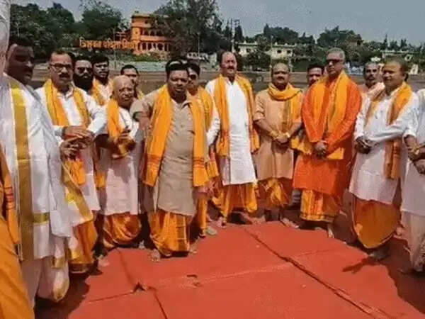 शिप्रा आरती विवाद गहराया, देशभर के तीर्थ पुरोहित उज्जैन में जुटे, आंदोलन की दी चेतावनी