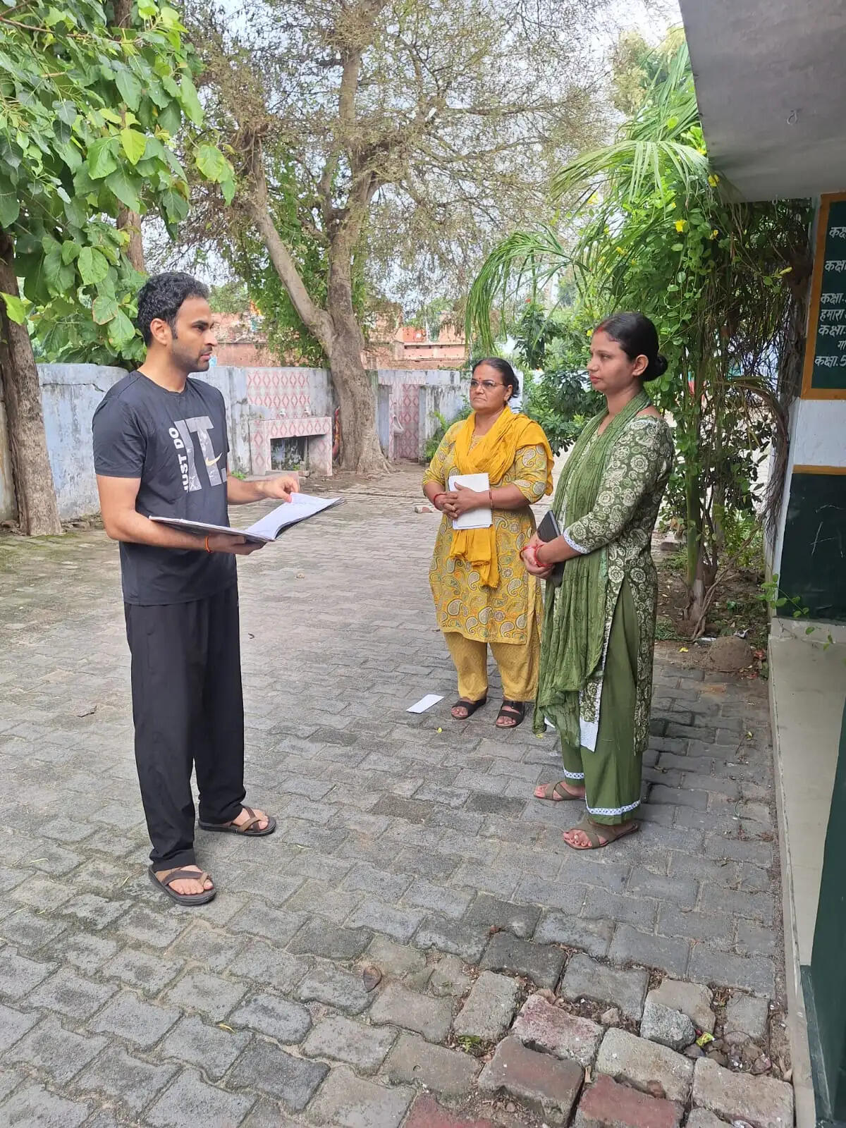 जिलाधिकारी ने उच्च प्राथमिक विद्यालय और आंगनबाड़ी केंद्र का किया औचक निरीक्षण, अनुपस्थित शिक्षामित्र को नोटिस